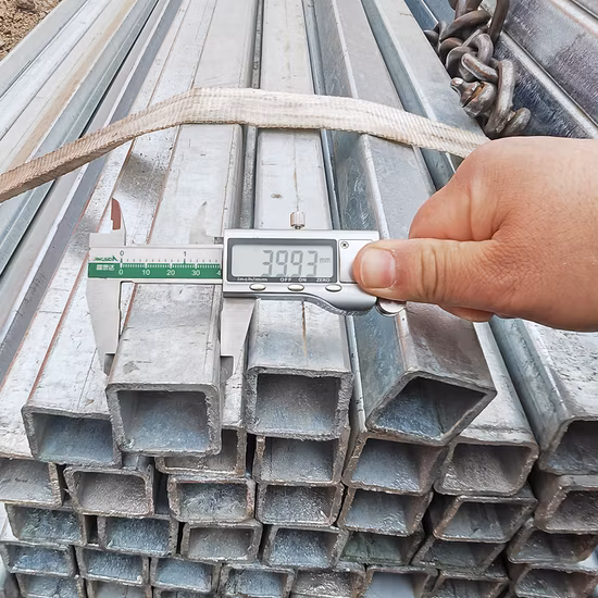 Q195 Q215 Q235 Ss400 20*20 25*25 30*30 100*100 200*200 20*40 30*40 Tubo/tubo rectangular cuadrado sin costura de acero galvanizado al carbono negro soldado/sin costura